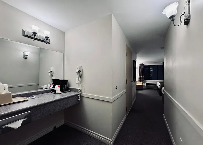 Queen Suite Mobility accessible
